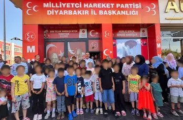 MHP’den Diyarbakır’daki yüzlerce öğrenciye kırtasiye ve ayakkabı desteği
