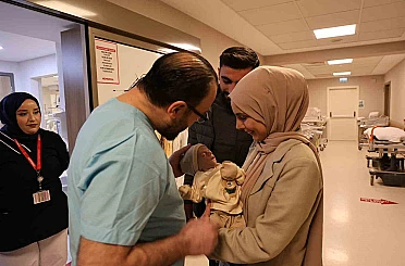 Mide ve bağırsakları karnının dışında doğan 44 günlük bebek iki ameliyat geçirdi 