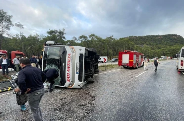 Midibüs devrilmesi sonucu 6 yaralı