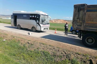 Midibüsün kamyona arkadan çarptığı kazada 3 kişi yaralandı 