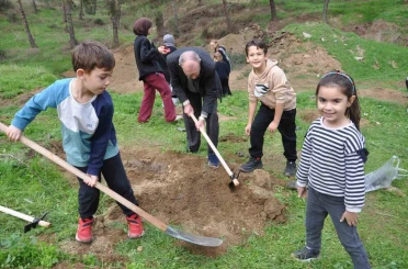 Milli Ağaçlandırma Günü’nde Salihli’de 600 fidan toprakla buluştu 