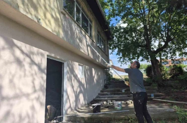 Milli Eğitim Şube Müdürü Yıldırım, okulun boya ve tadilatını kendi elleriyle yaptı 