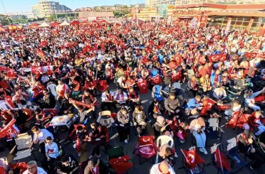 Milli heyecan uyku uyutmadı: Binlerce vatandaş sabahın ilk ışıklarında alanlara akın etti 