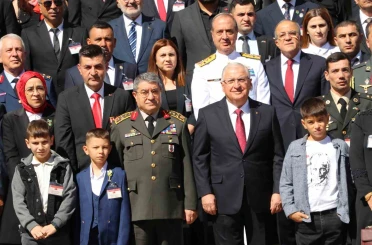 Milli Savunma Bakanı Güler: "PKK ve iktisatlı tüm gruplar yapılan çağrı ve alınan fesih kararı kapsamında derhal tüm terör faaliyetlerine son vermeli" 