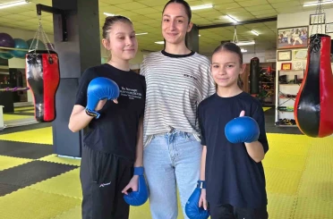 Milli sporcu Kızılaslan, minik karatecilerle bir araya geldi 