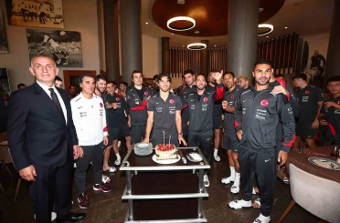 Milli Takım kampında Ferdi Kadıoğlu’nun doğum günü kutlandı 