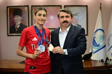 Milli tekvandocu Hatice Kübra İlgün, madalya sevincini yıldırım belediye başkanı oktay yılmaz’la paylaştı 