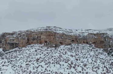 Milyonlarca yıllık vadi beyaza büründü 