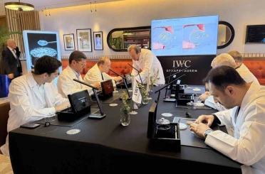 Milyonluk İsviçre saatlerini parçalayıp topladılar 