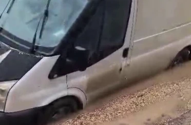 Minibüs çöken yolda mahsur kaldı 