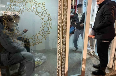 Minibüs durağını kirleten gençler hatalarını anlayınca yerleri temizlediler 