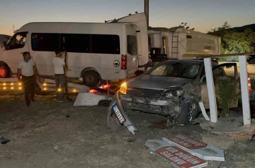 Minibüs ile otomobil çarpıştı: 12 yaralı 