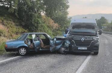 Minibüs ile otomobil çarpıştı 2 yaralı 