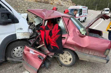 Minibüs ile otomobil kafa kafaya çarpıştı: 2 ölü, 4 yaralı 