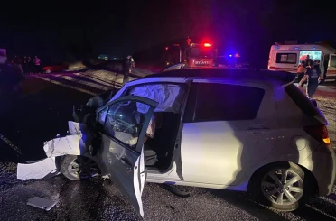 Minibüs ile otomobil kafa kafaya çarpıştı; 9 yaralı 