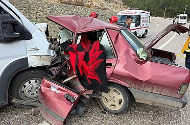 Minibüs ile otomobilin kafa kafaya çarpışmasıyla 2 kişi öldü, 4 kişi yaralandı