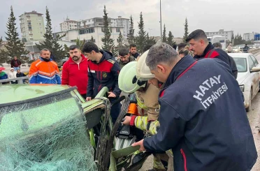 Minibüsle çarpışan otomobil hurdaya döndü: 1’i ağır 5 yaralı 