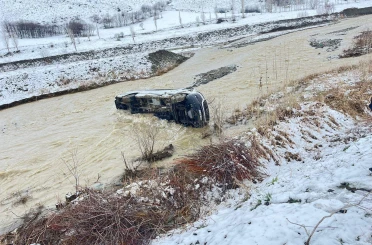Minibüsün dereye uçmasıyla 8 kişi yaralandı