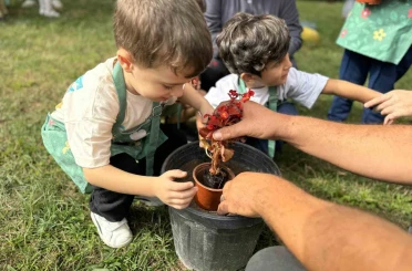 Minik bahçıvanlar çiçeklerle geleceği şekillendiriyor 