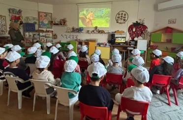 Minik eller toprakla buluştu 