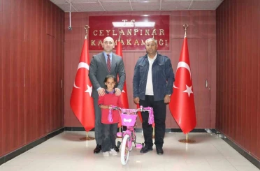 Minik kızın bayrak sevgisi takdir topladı