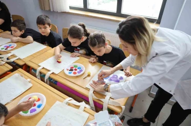 Minik öğrenciler için 23 Nisan temalı sanat atölyesi düzenlendi 
