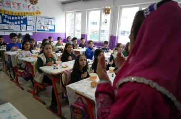 Minik öğrenciler ilk kez "tekne orucu" tutmanın sevincini yaşadı 