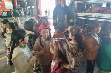 Minik öğrenciler itfaiyecilik mesleğini yerinde öğrendi 