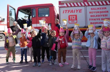 Minik öğrencilerden itfaiyecilere anlamlı ziyaret 