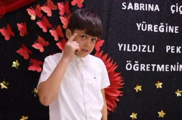 Minik öğrencilerden, öğretmenlerin kalıplaşmış terimleriyle 24 Kasım kutlaması 