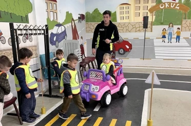 Minik öğrencilere uygulamalı trafik eğitimi 