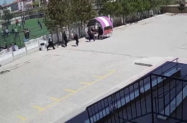 Minik yüreklerin polise yaptığı jest kalpleri ısıttı 