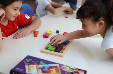 Minikler akıl oyunlarıyla hem eğleniyor hem öğreniyorlar 