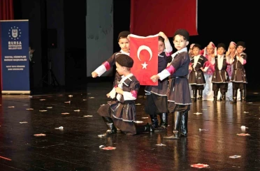Minikler yıl sonu gösterisinde hünerlerini sergiledi 