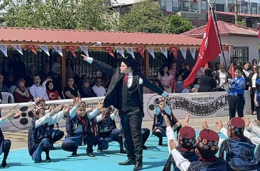 Miniklerden büyük mesaj: "Savaşlar Dursun, Dünya Çocuklara Kalsın" 