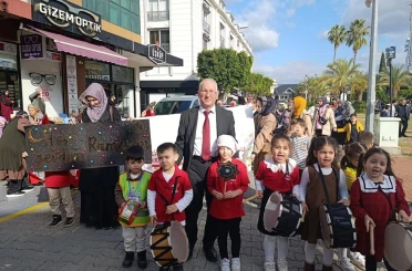 Miniklerden Ramazan davullarıyla renkli görüntüler oluşturdu 