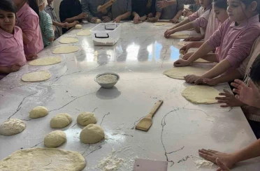 Miniklerin pişirdikleri sıcacık pideler kalpleri de ısıttı 