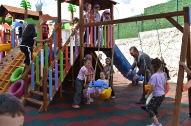 Miniklerin yüzü yenilenen oyun parkıyla güldü 