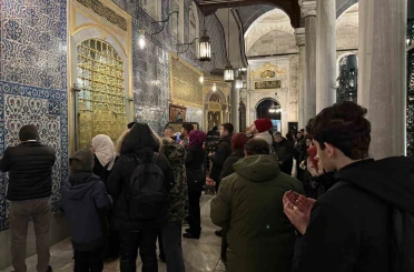 Miraç Kandili’nde vatandaşlar Eyüpsultan Camii’ne akın etti 
