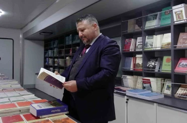 Mobil kitap mağazasına vatandaşlardan yoğun ilgi 