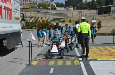 Mobil trafik eğitim tırı Kars’ta 