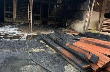 Mobilya imalathanesi alev alev yandı 