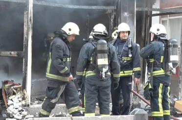 Mobilya imalathanesindeki yangında 3 kişi dumandan etkilendi 