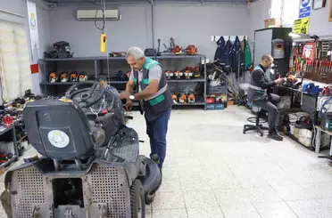 Mobilyalarını kendisi üretiyor
