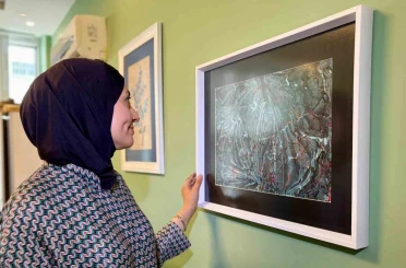 Modern anlayışla sürdürdüğü ebru sanatını gelecek nesillere aktarıyor 