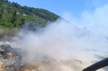 Mollabey yolunda çöplük yangını paniğe neden oldu 
