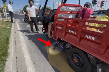 Mopede dadanan yavru kedi ezilmekten son anda kurtarıldı 