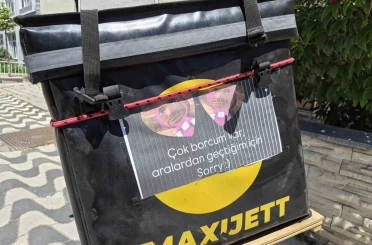 Motokuryeden gülümseten ve düşündüren uyarı: "Çok borcum var, sorry" 