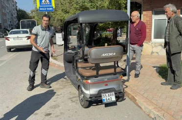 Motorlu bisiklet, yayaya yol veren otomobile çarptı: 1 yaralı 