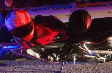 Motosiklet bariyere çarptı: 2 kişi yaralandı
